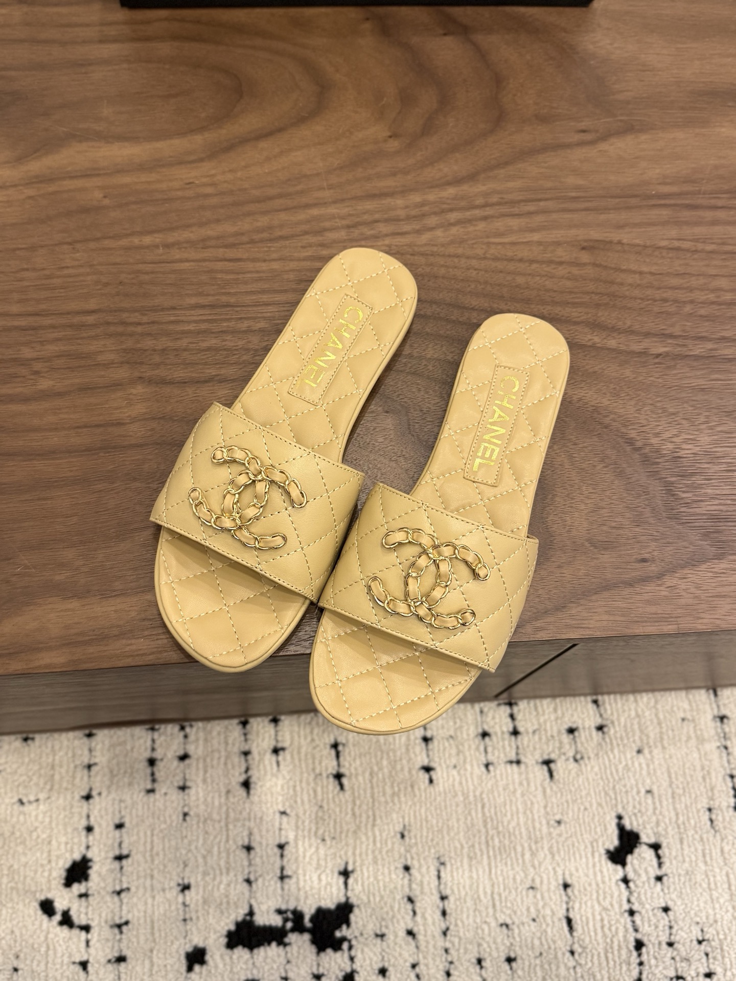 Chanel-Coco-Mark-Chain-CC-logo-Beige-Quilted-Leather-Flat-Mules-Slides-Sandals-Shoes-35To41